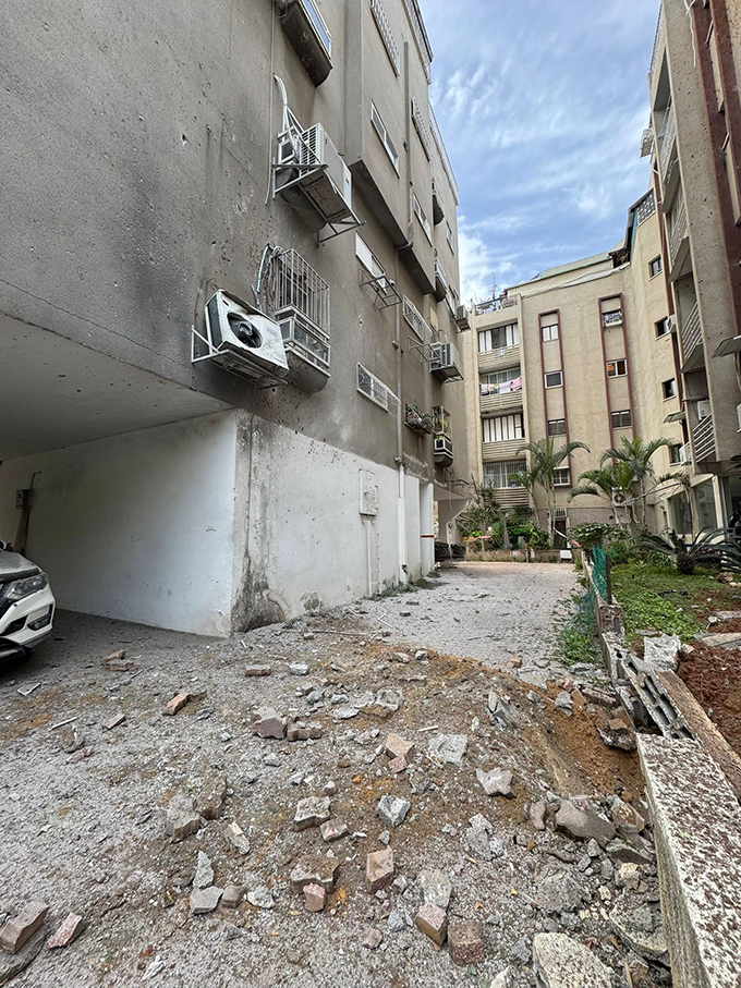 اضرار جسيمة جراء سقوط شظايا صواريخ في ريشون لتسيون